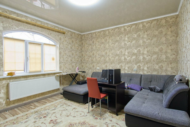 Просторный дом с четырьмя комнатами - 1/7