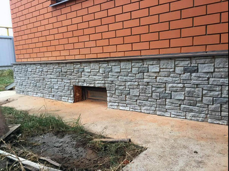 Отделка цоколя дома панелями под кирпич, под камень